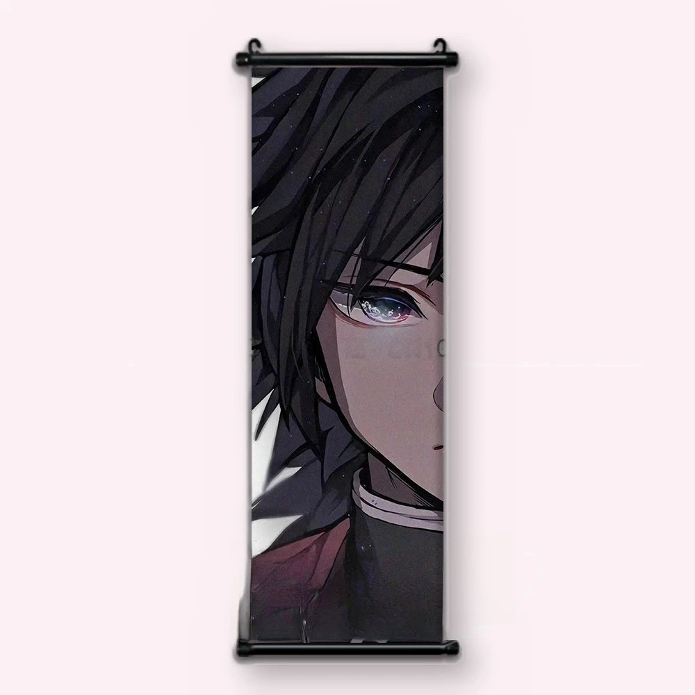 Kakémono Demon Slayer Giyu Tomioka en gros plan, un demi-visage et un regard bleu, vu de face : toile tendue entre ses deux baguettes de bois, cordon de suspension fourni