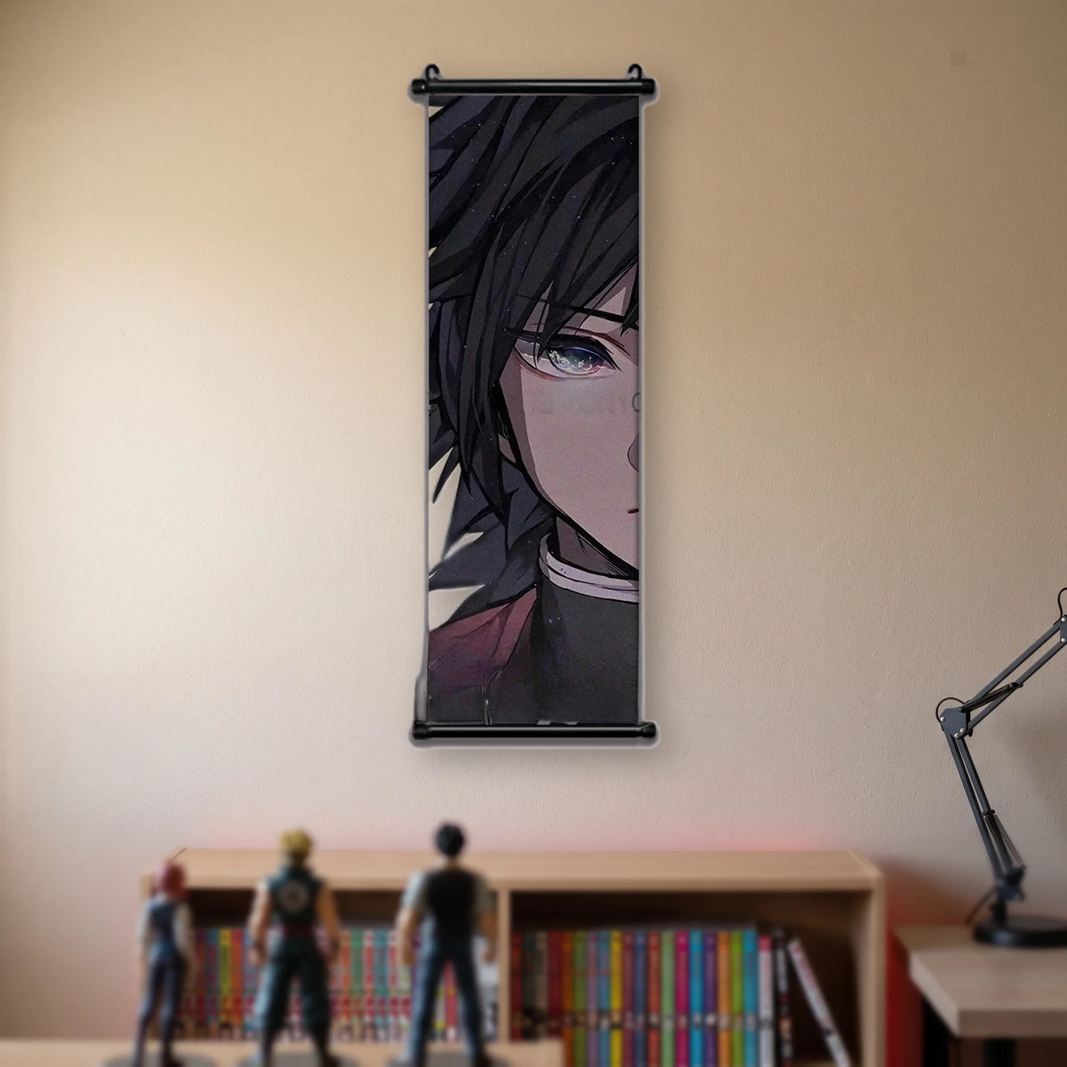 Kakémono Demon Slayer Giyu Tomioka en gros plan, un demi-visage et un regard bleu, suspendu au mur beige d'une chambre au-dessus d'une étagère de tomes de manga