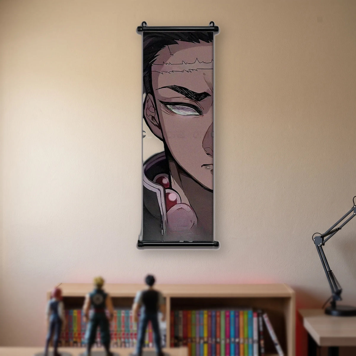 Kakémono Demon Slayer Gyomei Himejima en gros plan, un demi-visage et ses perles de prière, suspendu au mur beige d'une chambre au-dessus d'une étagère de tomes de manga