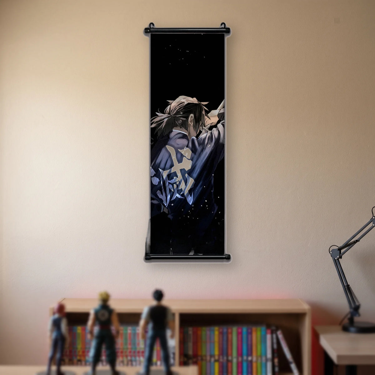 Kakémono Demon Slayer un pourfendeur de dos, haori bleu nuit et cheveux noués, suspendu au mur beige d'une chambre au-dessus d'une étagère de tomes de manga