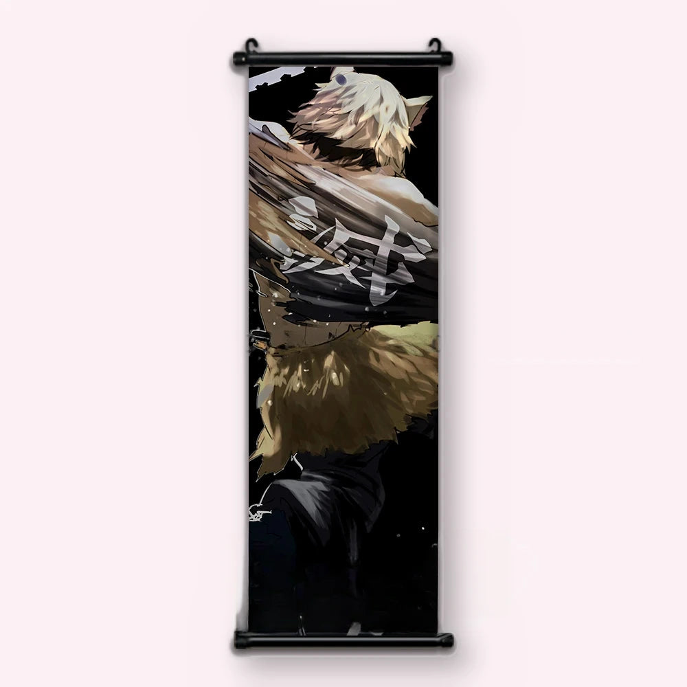 Kakémono Demon Slayer Inosuke Hashibira de dos, la peau de sanglier sur les épaules, vu de face : toile tendue entre ses deux baguettes de bois, cordon de suspension fourni