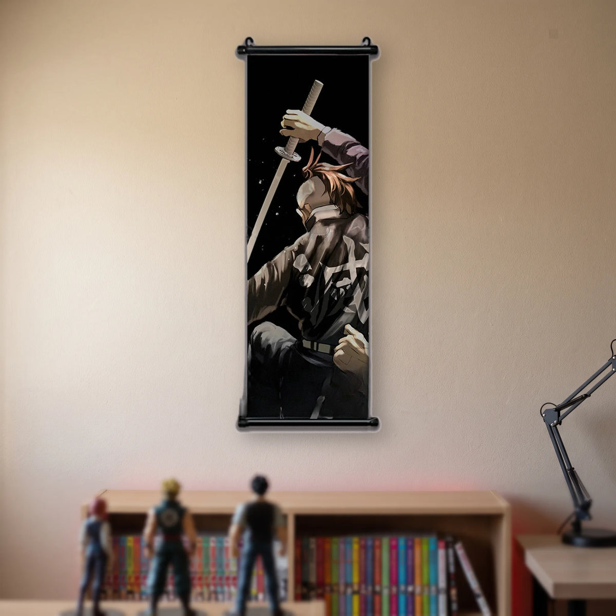 Kakémono Demon Slayer un pourfendeur de dos, katana levé sous un ciel étoilé, suspendu au mur beige d'une chambre au-dessus d'une étagère de tomes de manga