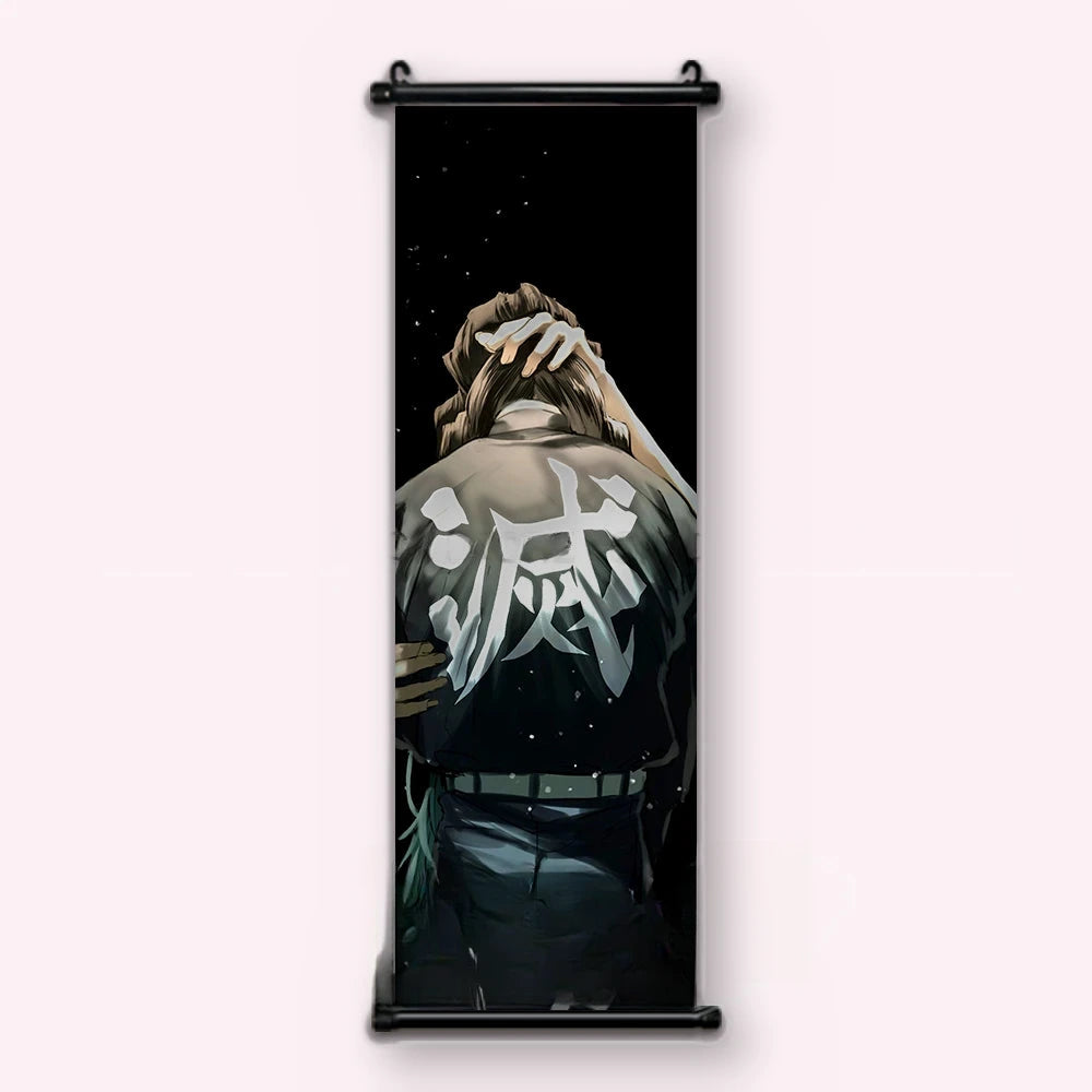 Kakémono Demon Slayer un pourfendeur de dos, la main passée derrière la nuque, vu de face : toile tendue entre ses deux baguettes de bois, cordon de suspension fourni