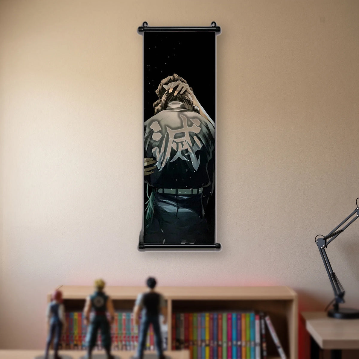 Kakémono Demon Slayer un pourfendeur de dos, la main passée derrière la nuque, suspendu au mur beige d'une chambre au-dessus d'une étagère de tomes de manga
