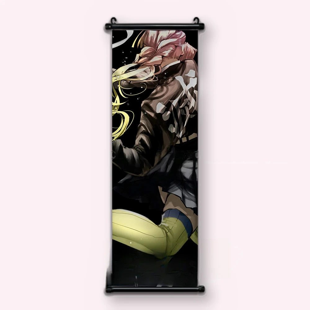 Kakémono Demon Slayer Mitsuri Kanroji de dos, sa longue tresse rose et verte en mouvement, vu de face : toile tendue entre ses deux baguettes de bois, cordon de suspension fourni