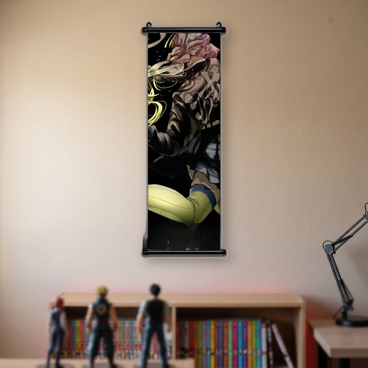 Kakémono Demon Slayer Mitsuri Kanroji de dos, sa longue tresse rose et verte en mouvement, suspendu au mur beige d'une chambre au-dessus d'une étagère de tomes de manga