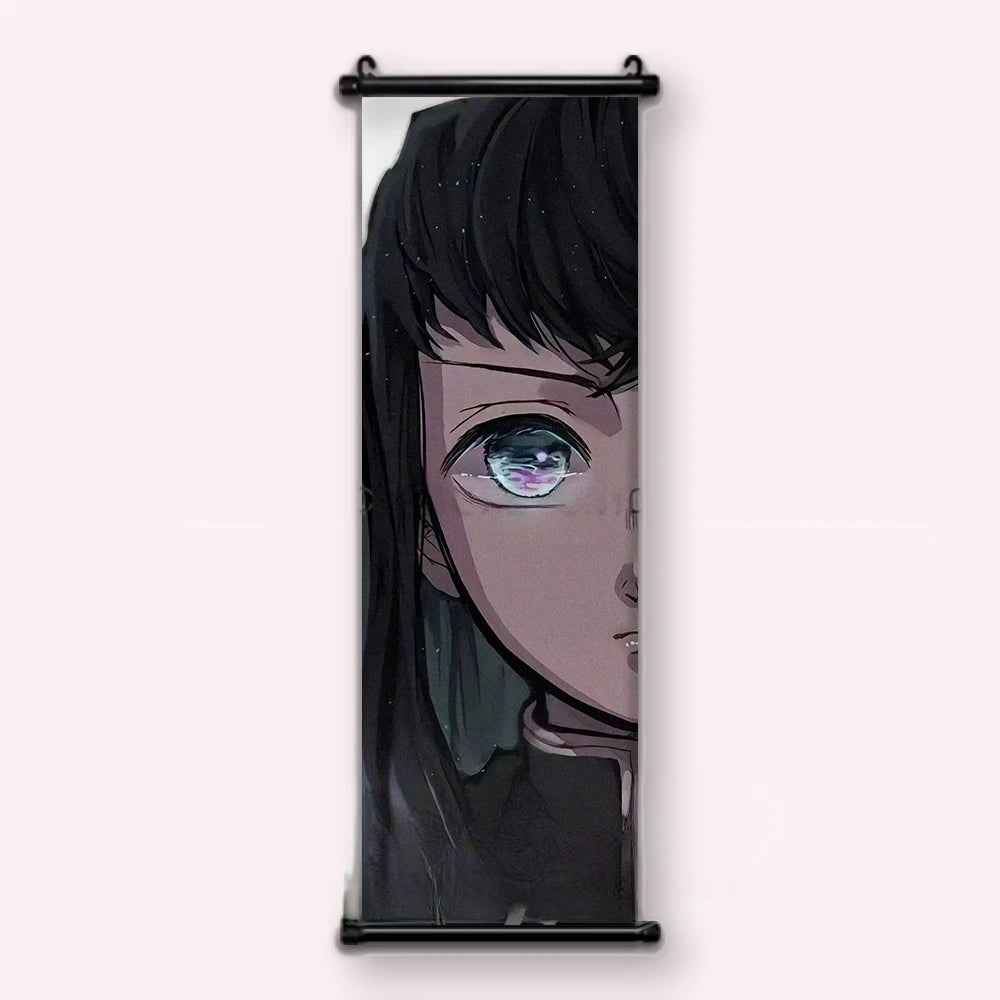 Kakémono Demon Slayer Muichiro Tokito en gros plan, cheveux noirs et œil bleu-vert, vu de face : toile tendue entre ses deux baguettes de bois, cordon de suspension fourni