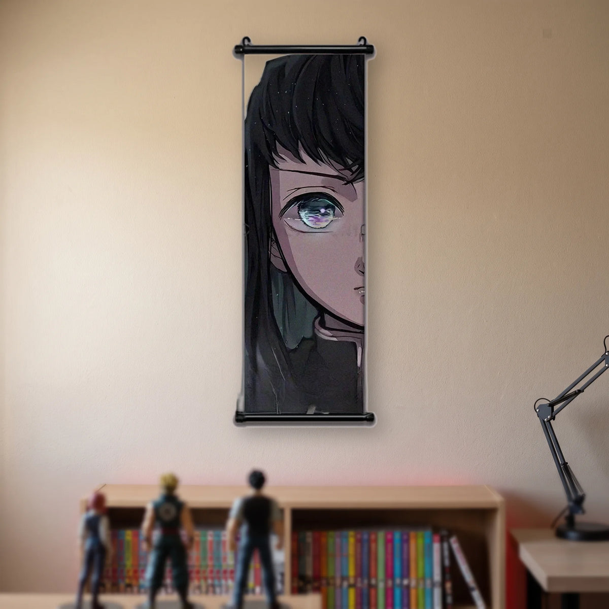 Kakémono Demon Slayer Muichiro Tokito en gros plan, cheveux noirs et œil bleu-vert, suspendu au mur beige d'une chambre au-dessus d'une étagère de tomes de manga