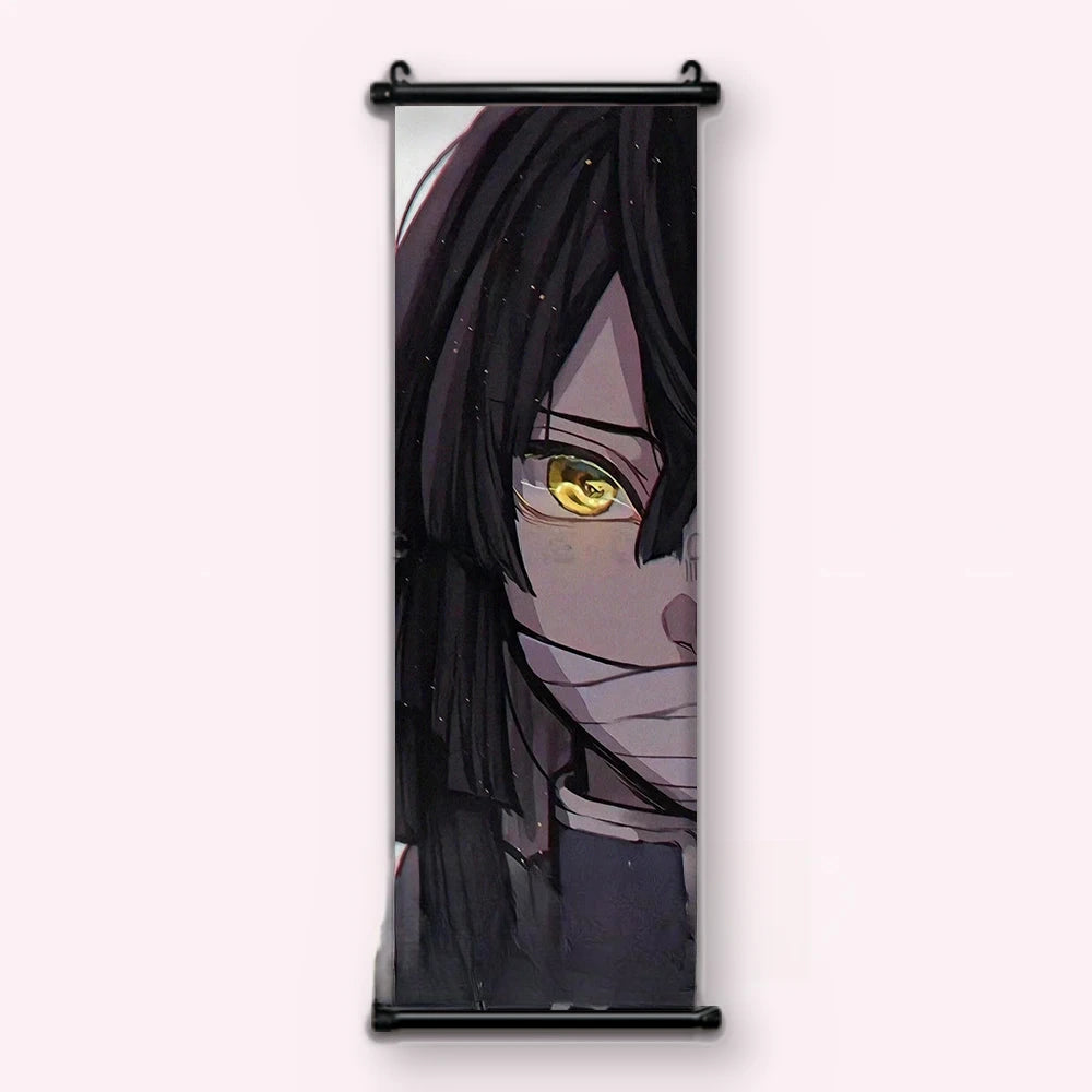 Kakémono Demon Slayer Obanai Iguro en gros plan, bandage sur le bas du visage et œil doré, vu de face : toile tendue entre ses deux baguettes de bois, cordon de suspension fourni