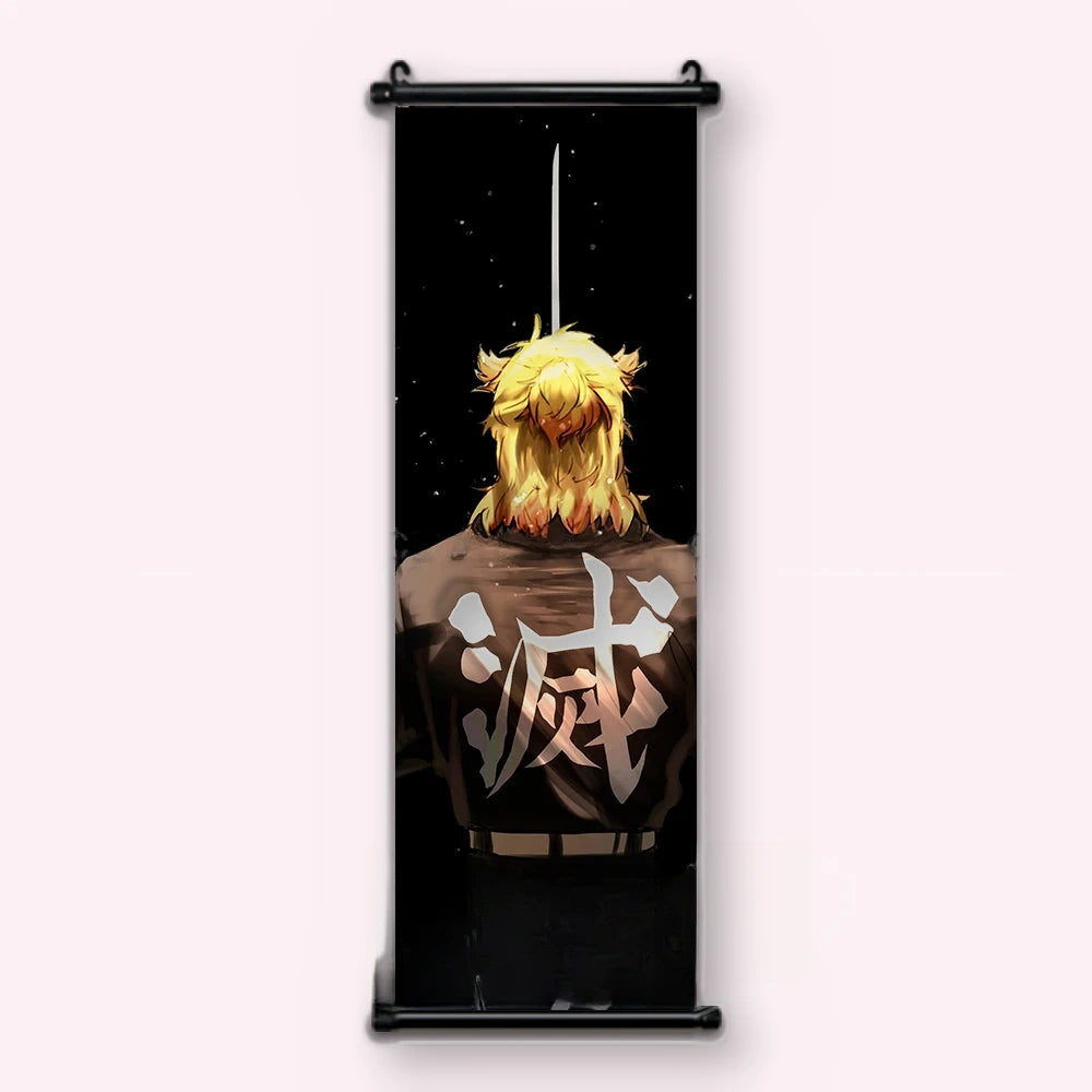 Kakémono Demon Slayer Kyojuro Rengoku de dos, chevelure de flammes et lame dressée, vu de face : toile tendue entre ses deux baguettes de bois, cordon de suspension fourni