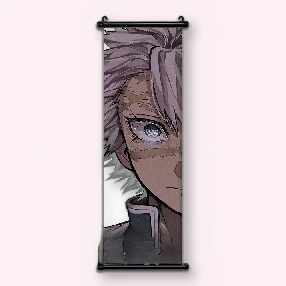 Kakémono Demon Slayer Sanemi Shinazugawa en gros plan, le visage couvert de cicatrices, vu de face : toile tendue entre ses deux baguettes de bois, cordon de suspension fourni