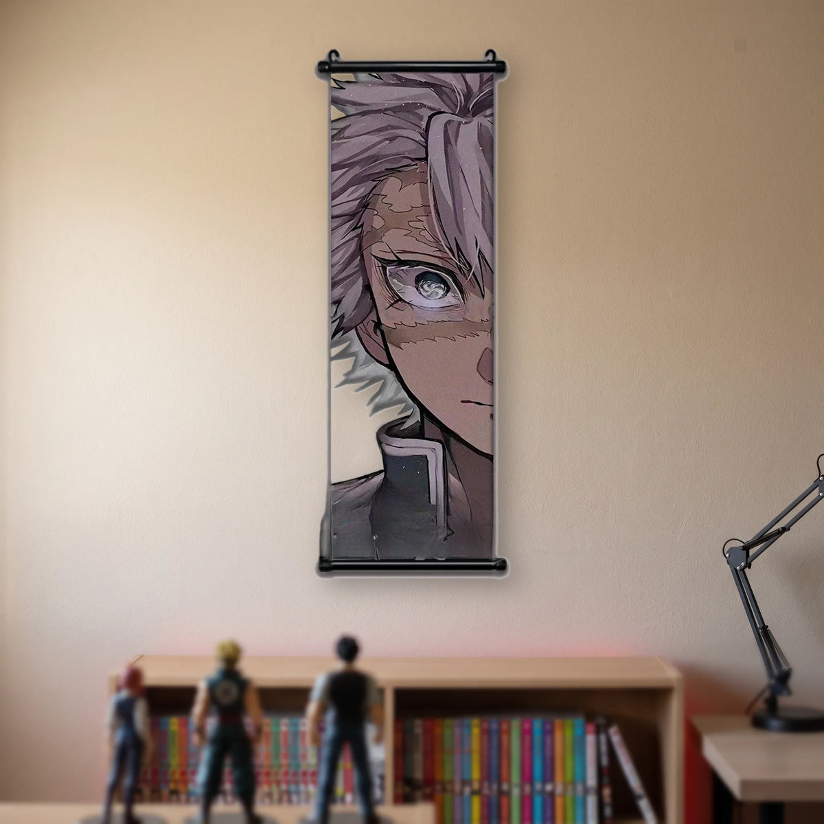 Kakémono Demon Slayer Sanemi Shinazugawa en gros plan, le visage couvert de cicatrices, suspendu au mur beige d'une chambre au-dessus d'une étagère de tomes de manga