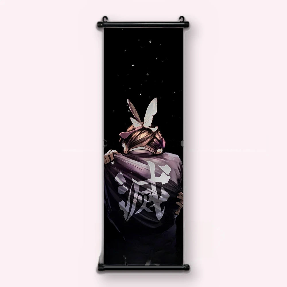 Kakémono Demon Slayer Shinobu Kocho de dos, ses ailes de papillon dans les cheveux, vu de face : toile tendue entre ses deux baguettes de bois, cordon de suspension fourni