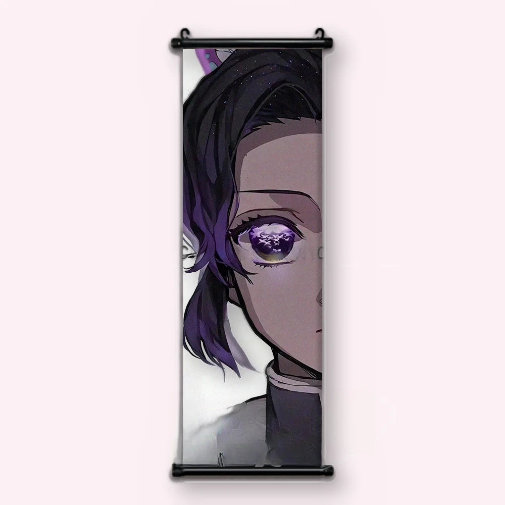 Kakémono Demon Slayer Shinobu Kocho en gros plan, cheveux violets et œil à motif de papillon, vu de face : toile tendue entre ses deux baguettes de bois, cordon de suspension fourni