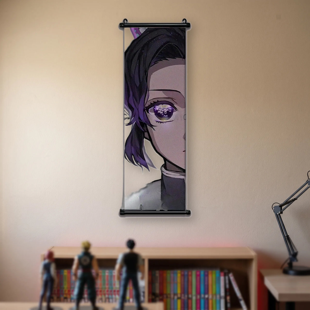 Kakémono Demon Slayer Shinobu Kocho en gros plan, cheveux violets et œil à motif de papillon, suspendu au mur beige d'une chambre au-dessus d'une étagère de tomes de manga