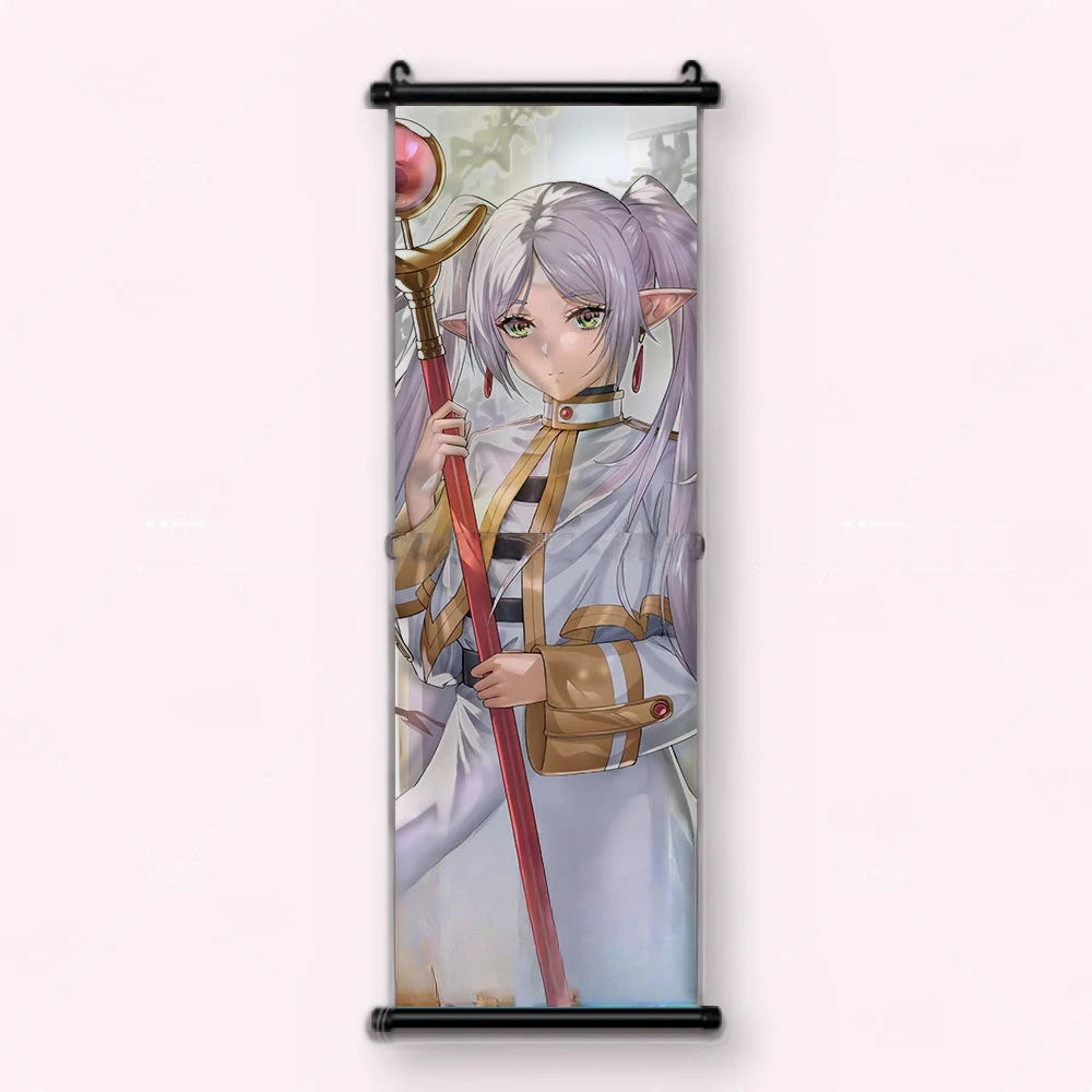 Kakémono Frieren, Frieren de face, le bâton posé sur l'épaule, tenue blanche à liseré doré, vu de face : toile tendue entre ses deux baguettes de bois, cordon de suspension fourni