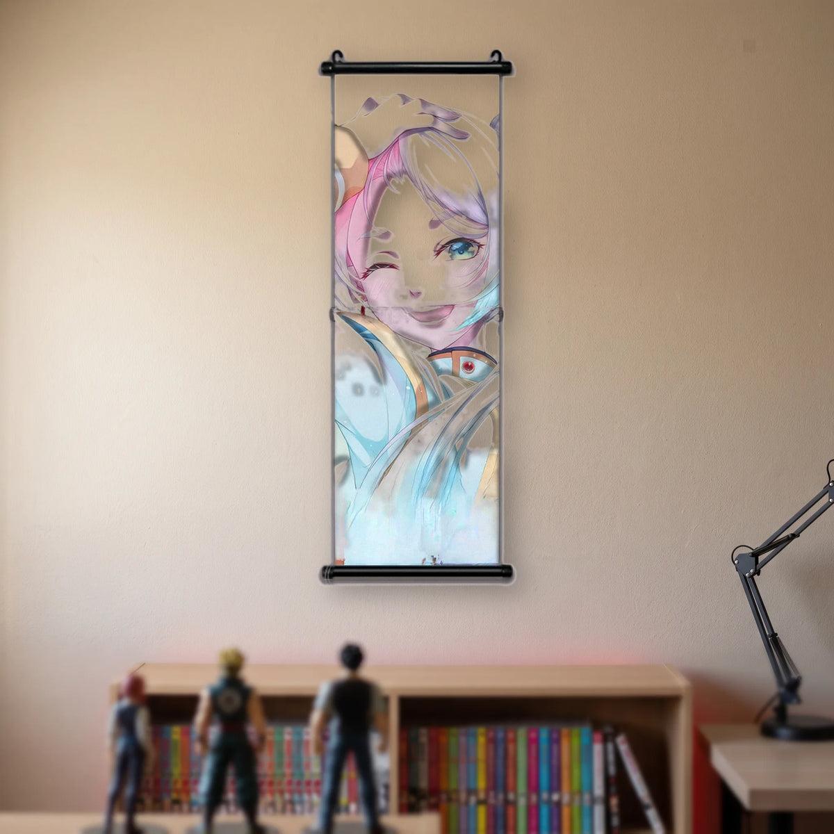 Kakémono Frieren, Frieren en gros plan, riant, un œil fermé, la main sur la tête, suspendu au mur beige d'une chambre au-dessus d'une étagère de tomes de manga