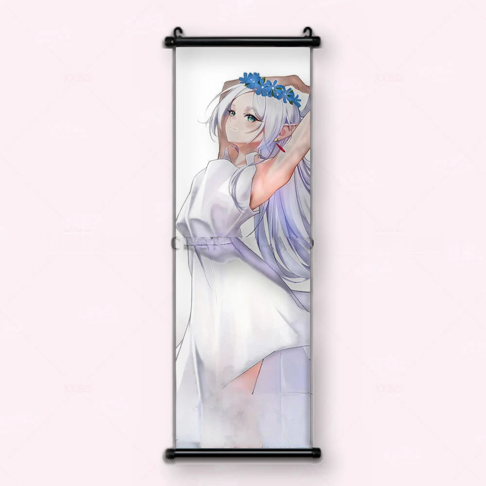 Kakémono Frieren, Frieren en robe blanche, une couronne de fleurs bleues sur la tête, bras levés, vu de face : toile tendue entre ses deux baguettes de bois, cordon de suspension fourni