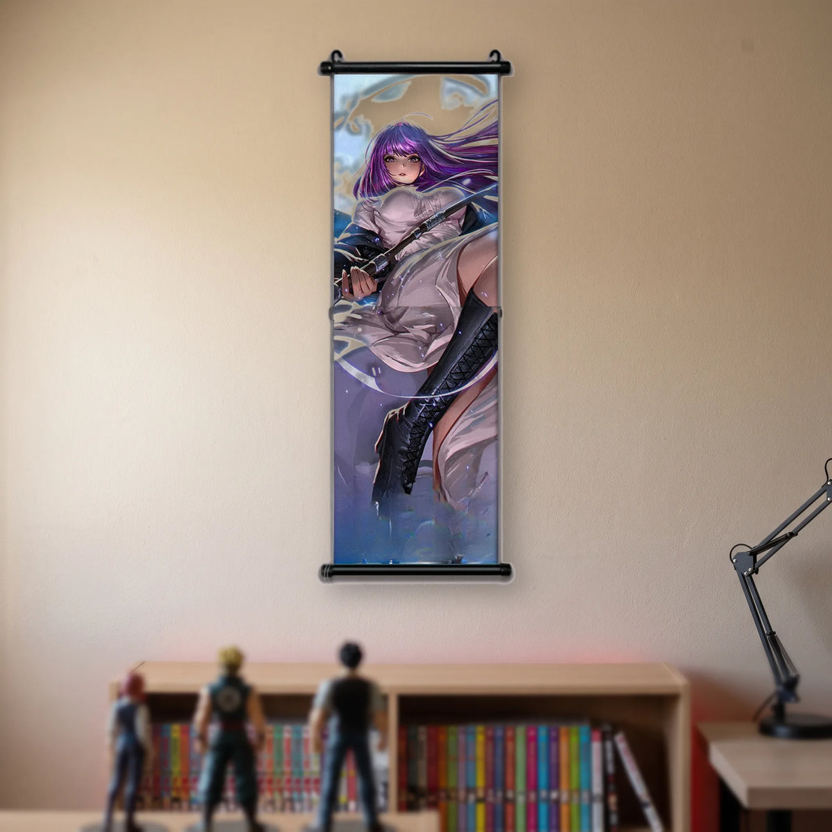 Kakémono Frieren, Fern en pleine action, bâton en main, bottes noires, sur un fond bleu, suspendu au mur beige d'une chambre au-dessus d'une étagère de tomes de manga