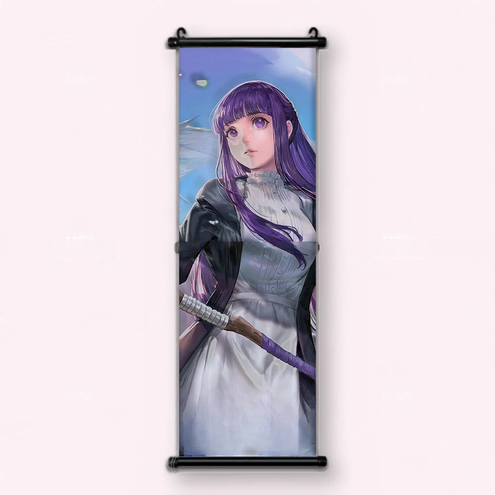 Kakémono Frieren, Fern en manteau noir, une arme enveloppée à la ceinture, vu de face : toile tendue entre ses deux baguettes de bois, cordon de suspension fourni