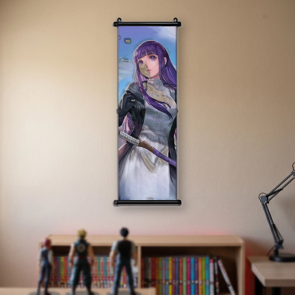 Kakémono Frieren, Fern en manteau noir, une arme enveloppée à la ceinture, suspendu au mur beige d'une chambre au-dessus d'une étagère de tomes de manga