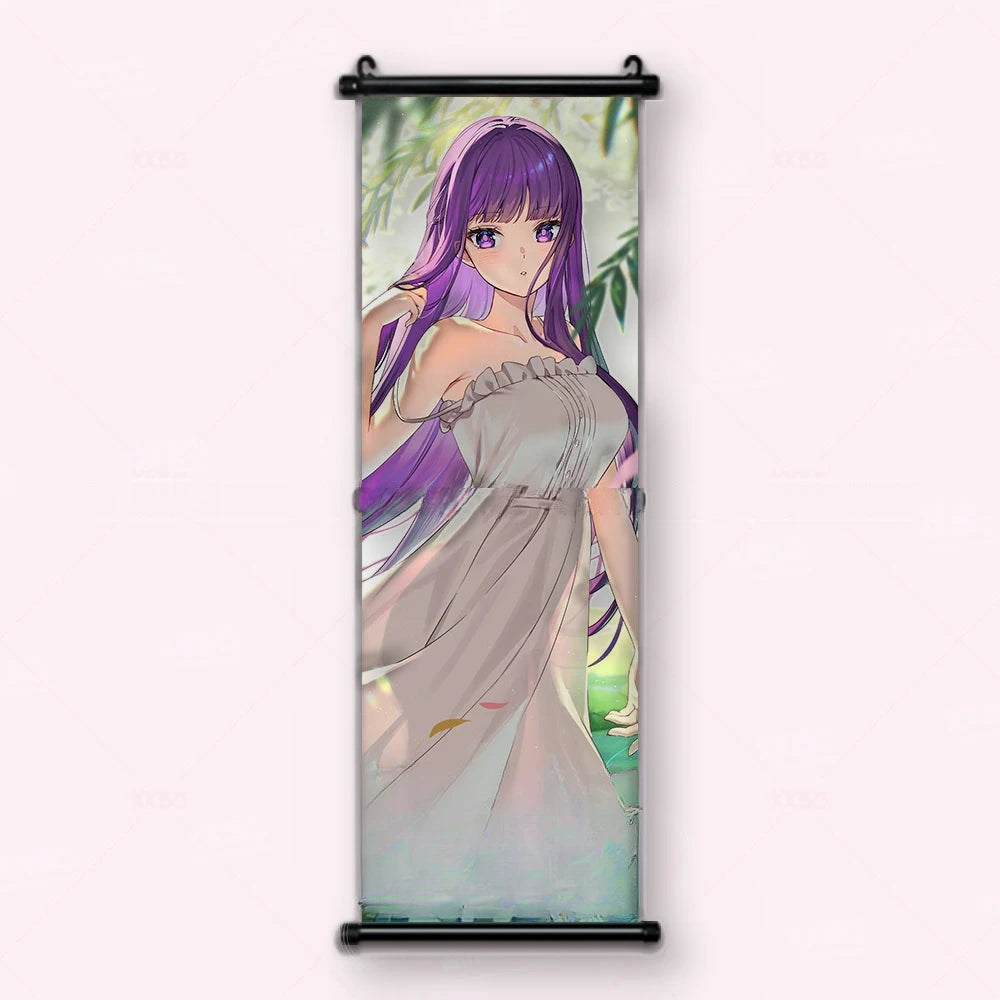 Kakémono Frieren, Fern en robe d'été crème, dehors, sous un feuillage clair, vu de face : toile tendue entre ses deux baguettes de bois, cordon de suspension fourni