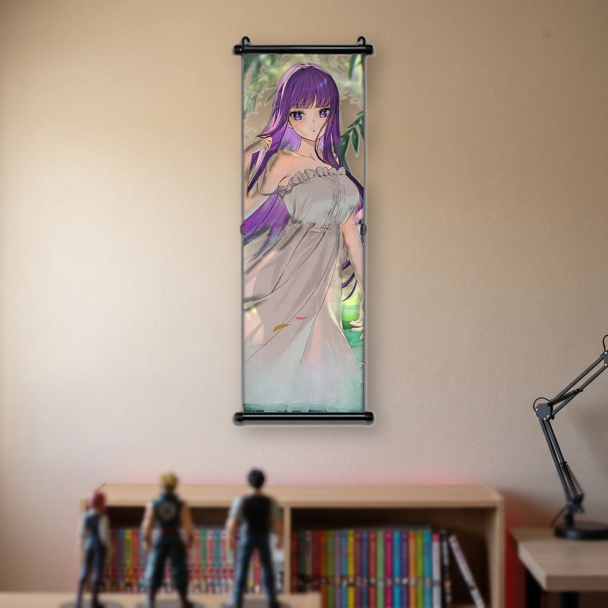 Kakémono Frieren, Fern en robe d'été crème, dehors, sous un feuillage clair, suspendu au mur beige d'une chambre au-dessus d'une étagère de tomes de manga