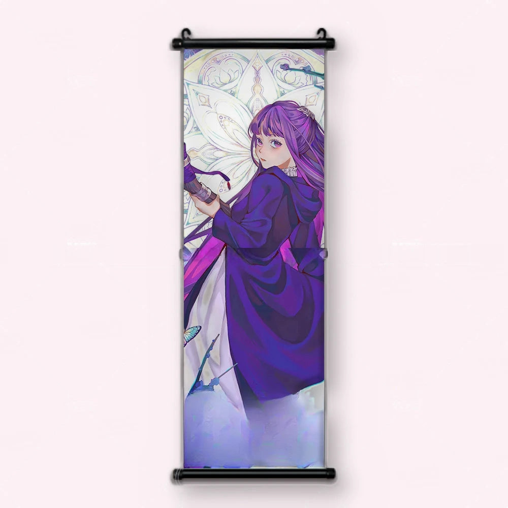 Kakémono Frieren, Fern devant un grand vitrail, bâton en main, cape violette, vu de face : toile tendue entre ses deux baguettes de bois, cordon de suspension fourni
