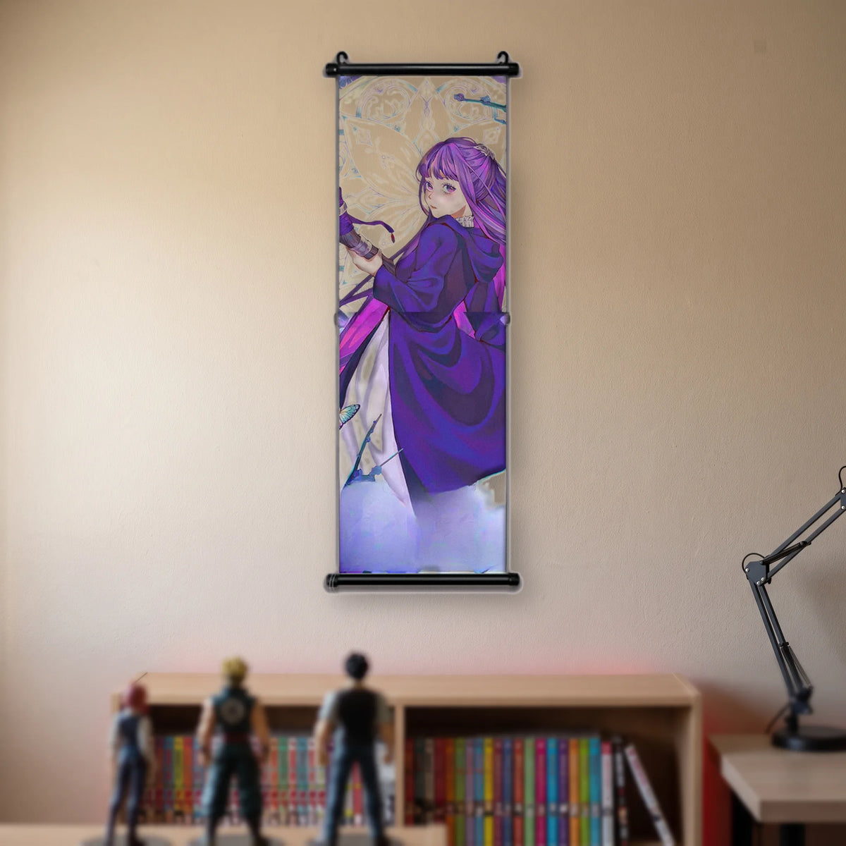 Kakémono Frieren, Fern devant un grand vitrail, bâton en main, cape violette, suspendu au mur beige d'une chambre au-dessus d'une étagère de tomes de manga
