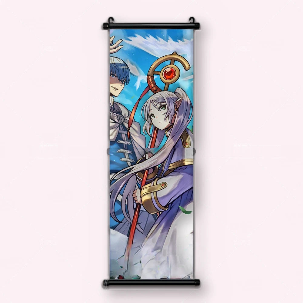 Kakémono Frieren, Frieren au bâton, et Himmel derrière elle, sous un ciel traversé d'oiseaux, vu de face : toile tendue entre ses deux baguettes de bois, cordon de suspension fourni