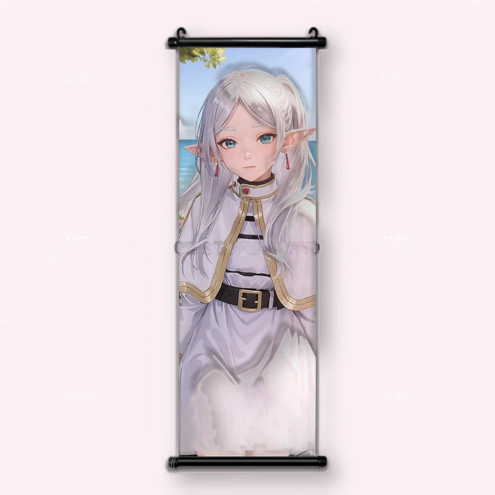Kakémono Frieren, Frieren de face, portrait en pied, tenue blanche et ceinture de cuir, vu de face : toile tendue entre ses deux baguettes de bois, cordon de suspension fourni