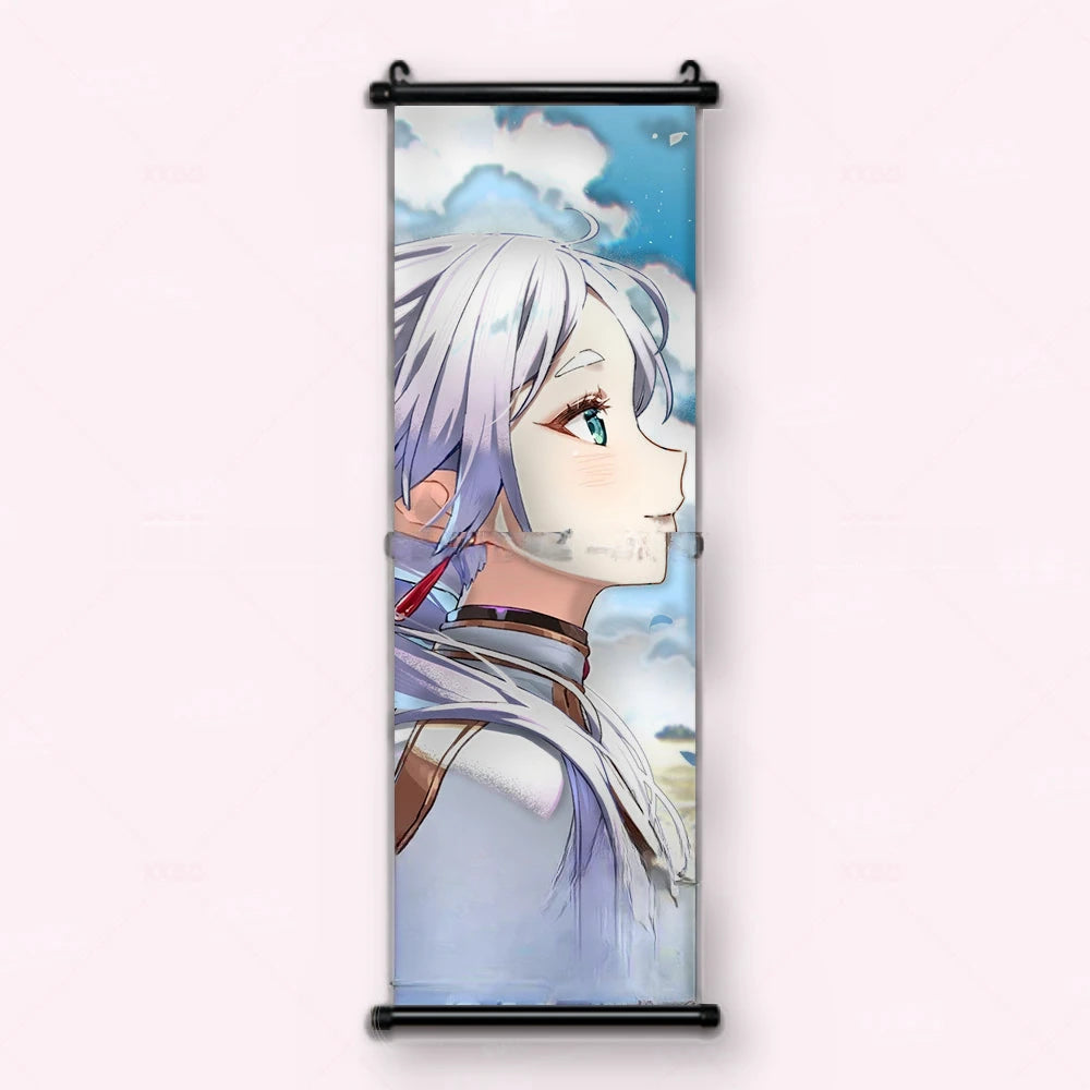 Kakémono Frieren, Frieren de profil, cheveux au vent, devant un ciel et une prairie, vu de face : toile tendue entre ses deux baguettes de bois, cordon de suspension fourni