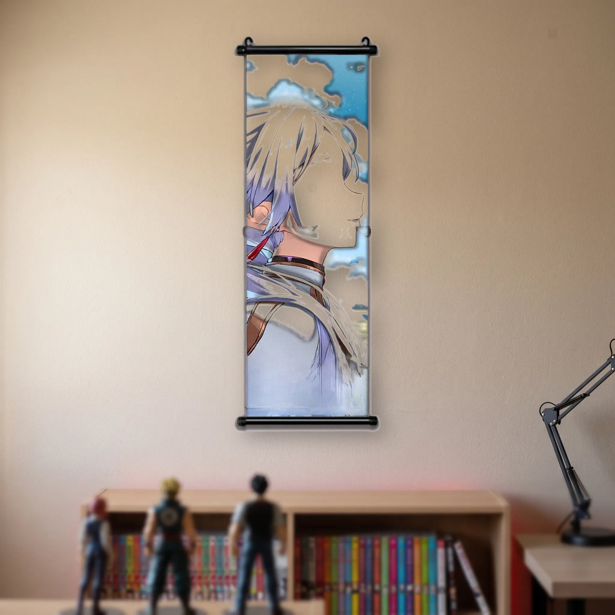 Kakémono Frieren, Frieren de profil, cheveux au vent, devant un ciel et une prairie, suspendu au mur beige d'une chambre au-dessus d'une étagère de tomes de manga