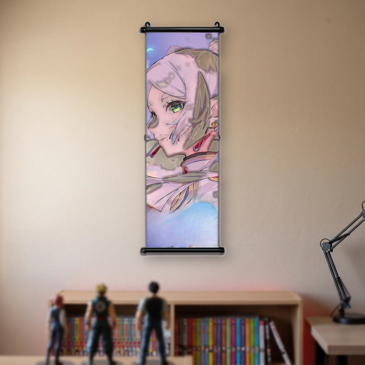 Kakémono Frieren, Frieren de profil en gros plan, boucle d'oreille rouge, fond rose et bleu, suspendu au mur beige d'une chambre au-dessus d'une étagère de tomes de manga