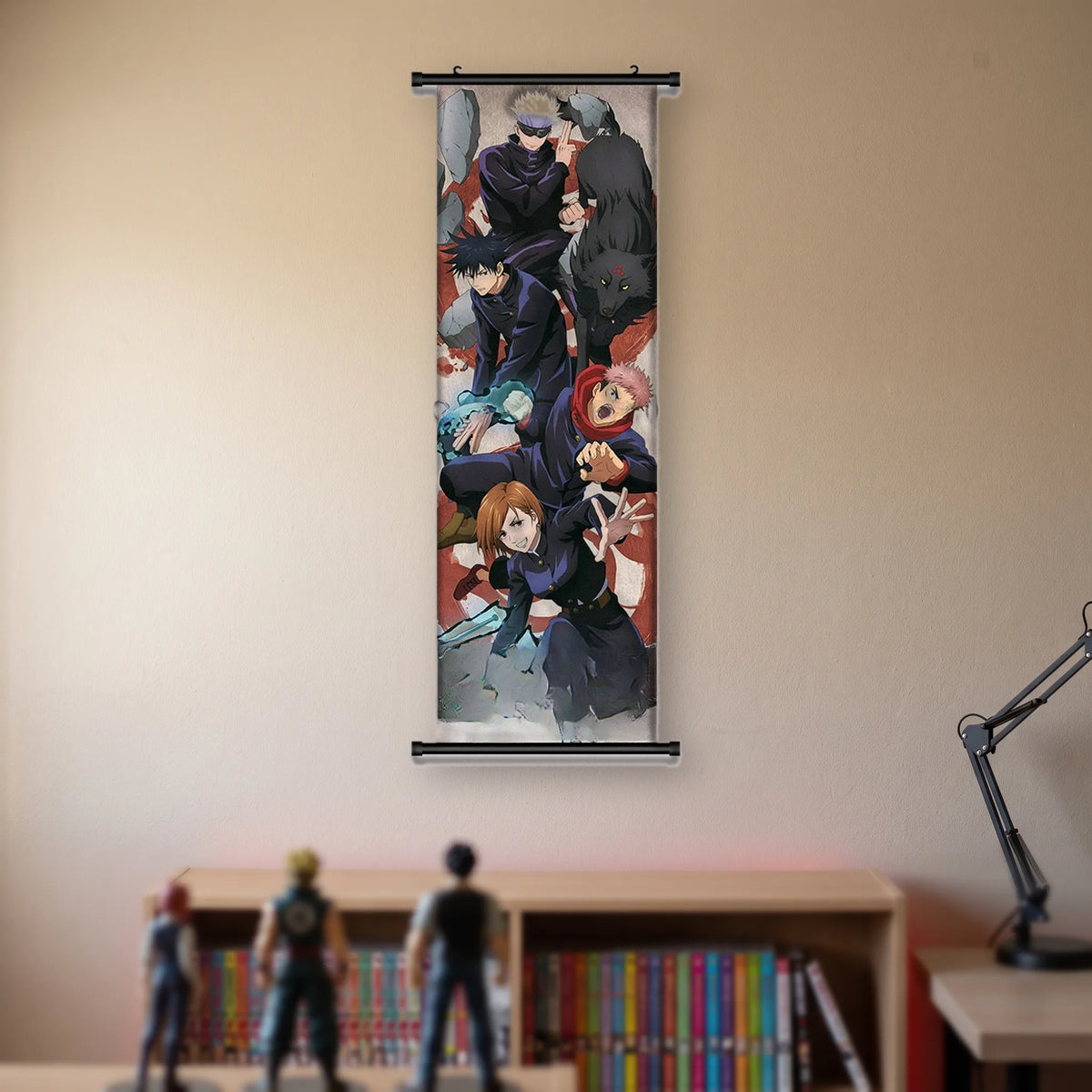 Kakémono Jujutsu Kaisen Gojo, Megumi, Yuji et Nobara réunis avec un loup d'ombre, suspendu au mur beige d'une chambre au-dessus d'une étagère de tomes de manga et de figurines