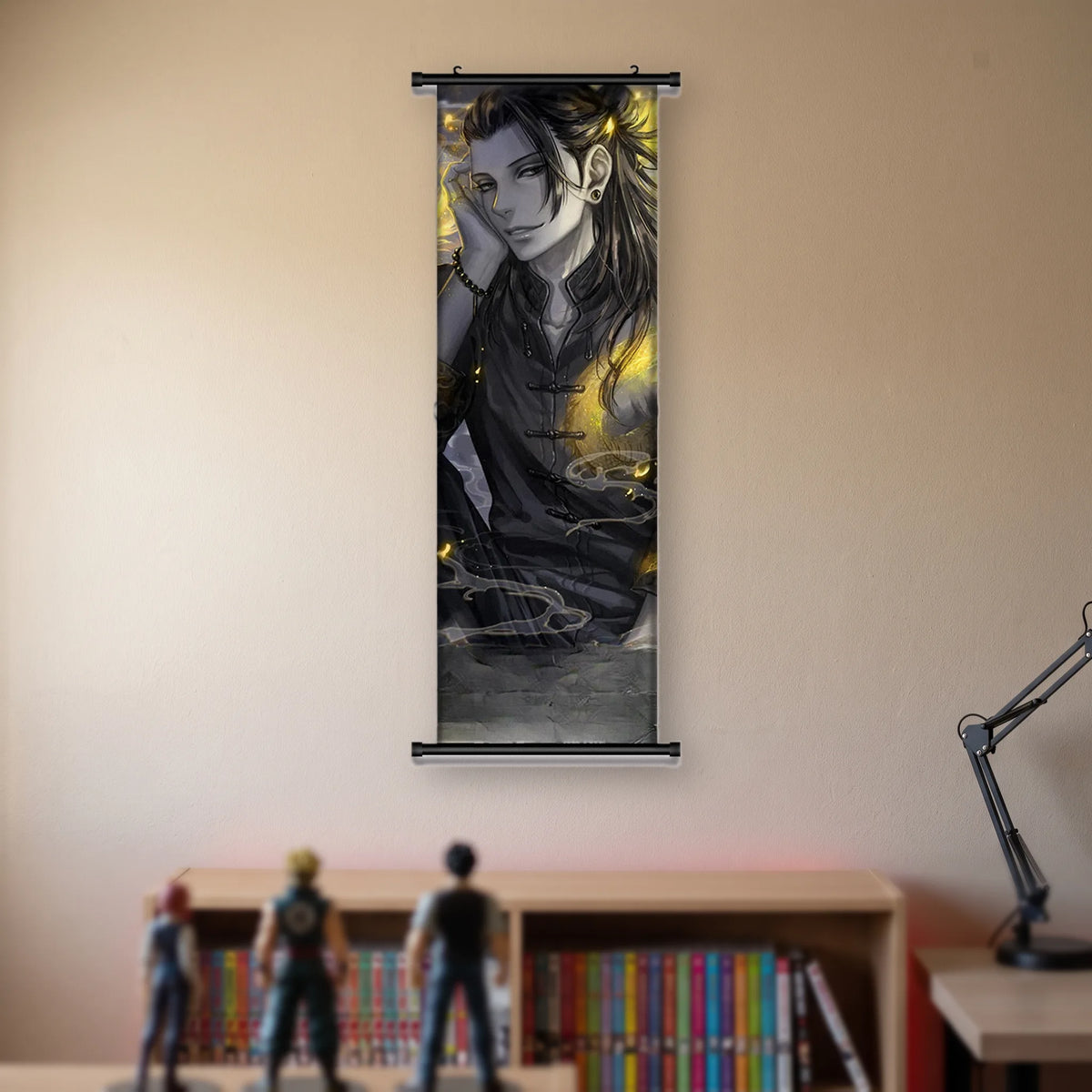 Kakémono Jujutsu Kaisen Suguru Geto en veste à col mandarin, une volute dorée à la main, suspendu au mur beige d'une chambre au-dessus d'une étagère de tomes de manga et de figurines
