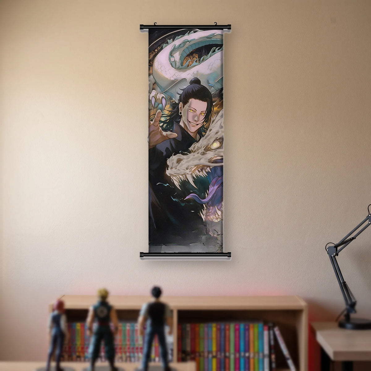 Kakémono Jujutsu Kaisen Suguru Geto accompagné d'un long dragon blanc, suspendu au mur beige d'une chambre au-dessus d'une étagère de tomes de manga et de figurines