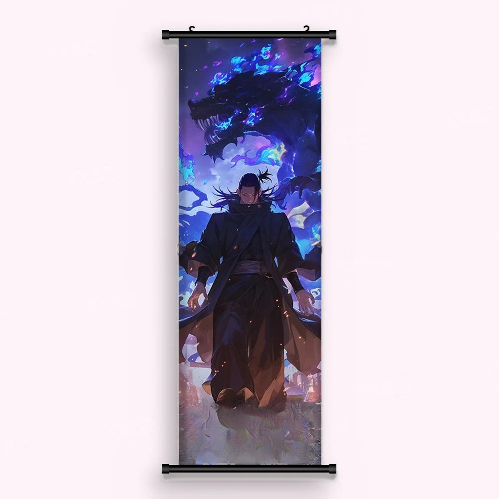 Kakémono Jujutsu Kaisen Suguru Geto marchant devant un dragon bleu, vu de face : toile imprimée tendue entre ses deux baguettes de bois, cordon de suspension fourni