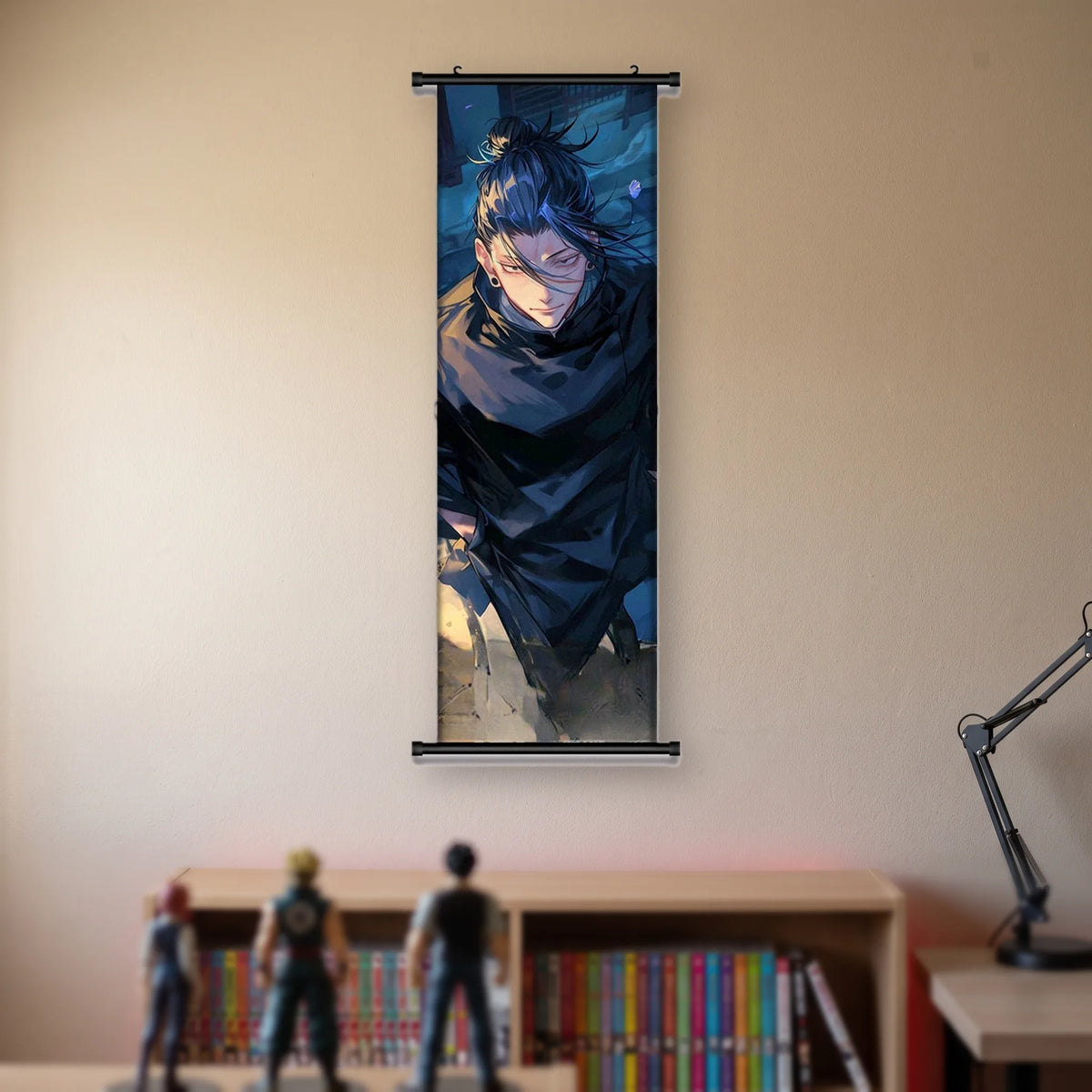 Kakémono Jujutsu Kaisen Suguru Geto penché en avant, cheveux relevés en chignon, suspendu au mur beige d'une chambre au-dessus d'une étagère de tomes de manga et de figurines