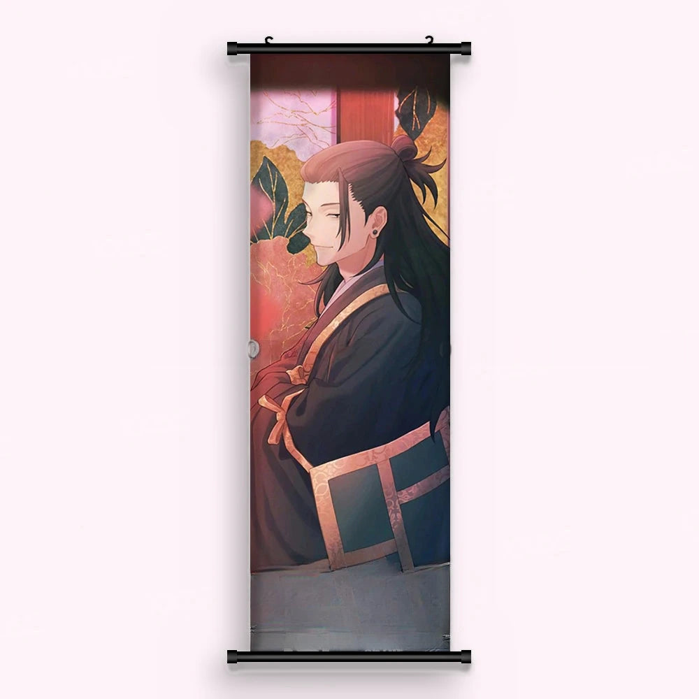 Kakémono Jujutsu Kaisen Suguru Geto en kimono devant un paravent doré, vu de face : toile imprimée tendue entre ses deux baguettes de bois, cordon de suspension fourni