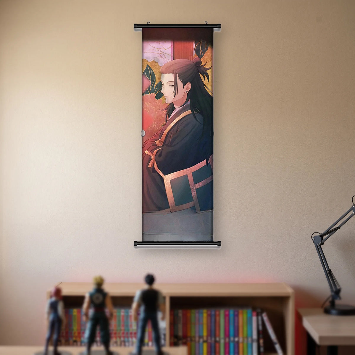 Kakémono Jujutsu Kaisen Suguru Geto en kimono devant un paravent doré, suspendu au mur beige d'une chambre au-dessus d'une étagère de tomes de manga et de figurines