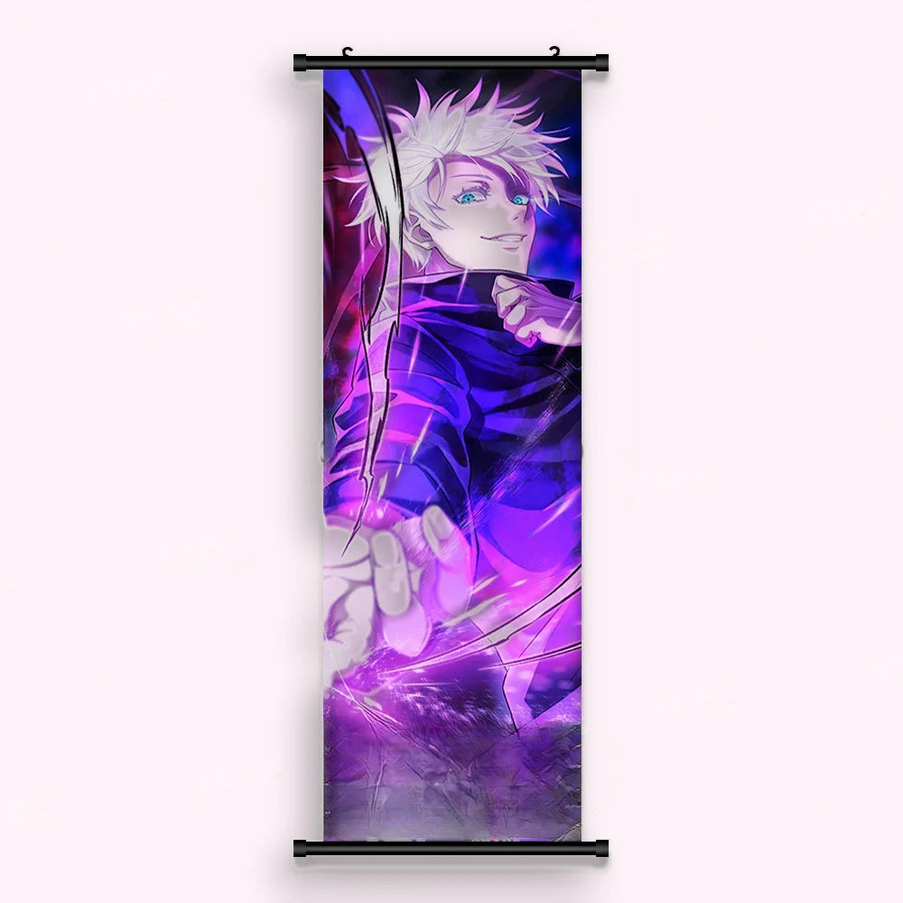 Kakémono Jujutsu Kaisen Satoru Gojo dans un éclat violet, en pleine action, vu de face : toile imprimée tendue entre ses deux baguettes de bois, cordon de suspension fourni
