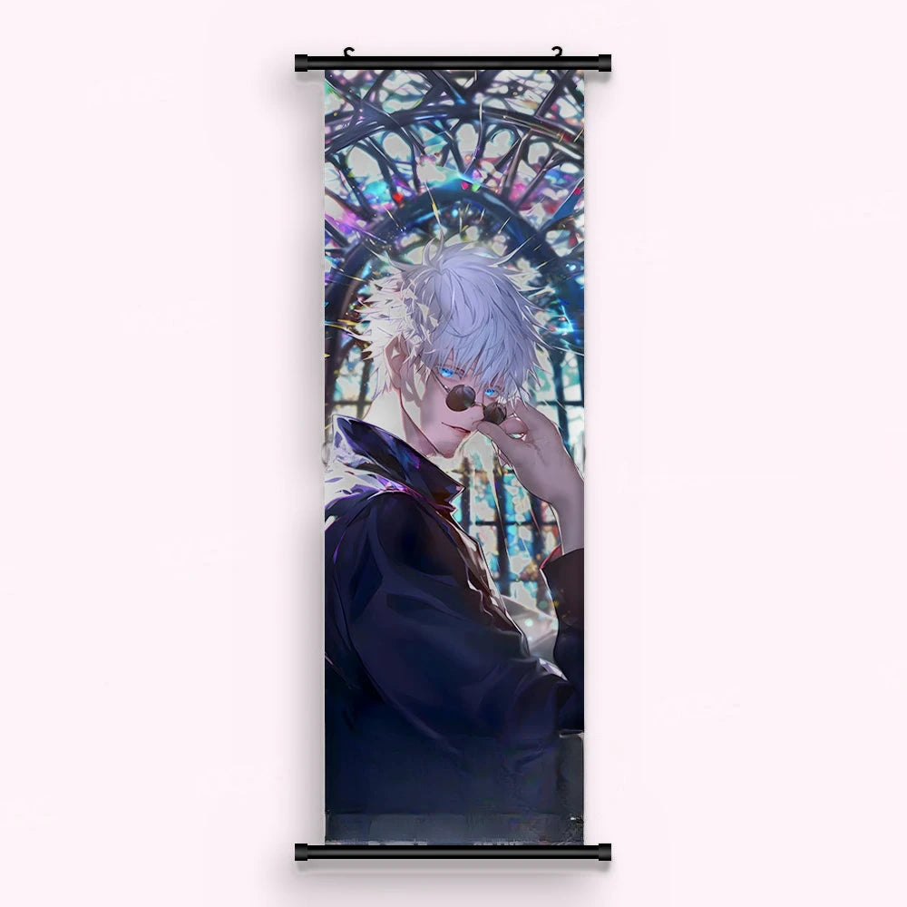 Kakémono Jujutsu Kaisen Satoru Gojo ajustant ses lunettes devant un vitrail, vu de face : toile imprimée tendue entre ses deux baguettes de bois, cordon de suspension fourni