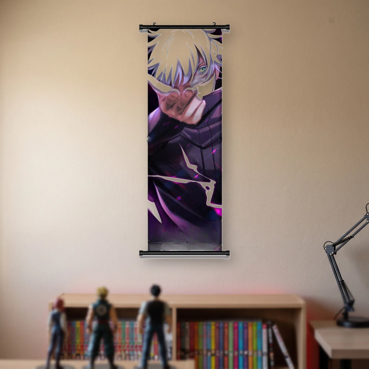 Kakémono Jujutsu Kaisen Satoru Gojo la main tendue vers l'avant, éclairs roses, suspendu au mur beige d'une chambre au-dessus d'une étagère de tomes de manga et de figurines