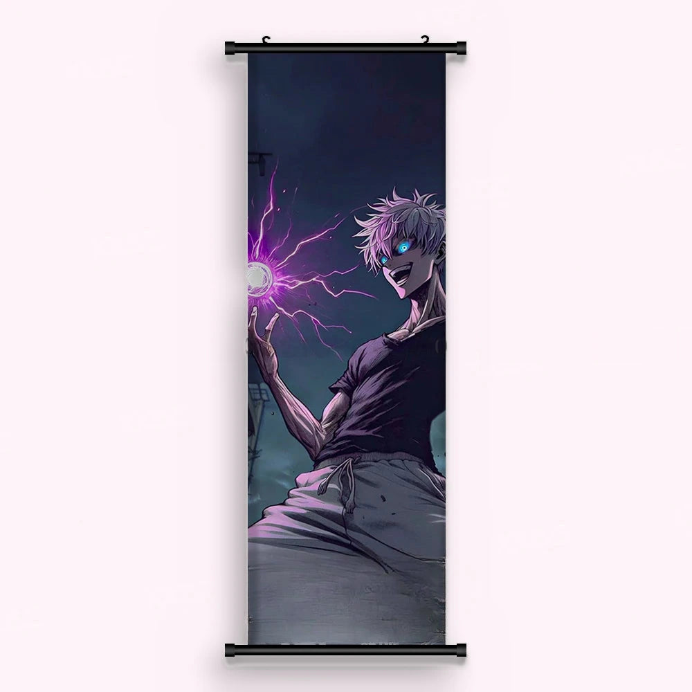 Kakémono Jujutsu Kaisen Satoru Gojo brandissant un orbe pourpre crépitant, vu de face : toile imprimée tendue entre ses deux baguettes de bois, cordon de suspension fourni