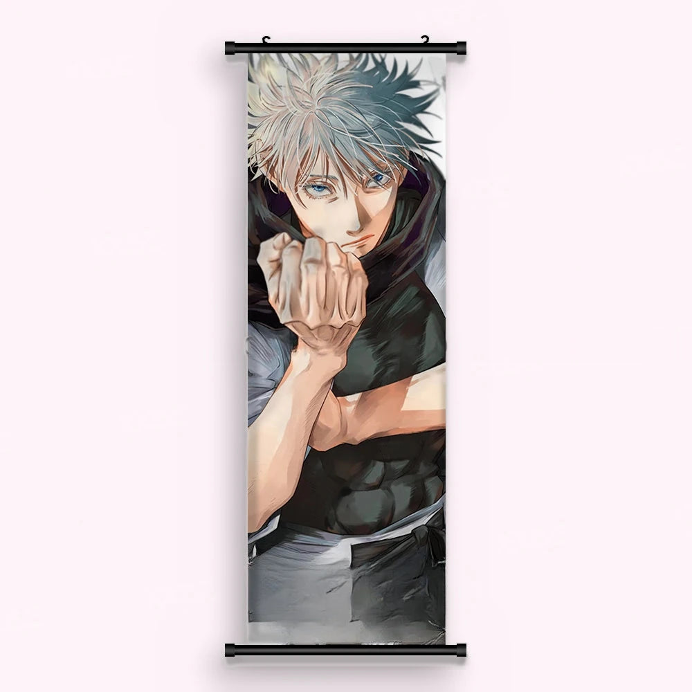Kakémono Jujutsu Kaisen Satoru Gojo, les deux poings joints devant le visage, vu de face : toile imprimée tendue entre ses deux baguettes de bois, cordon de suspension fourni
