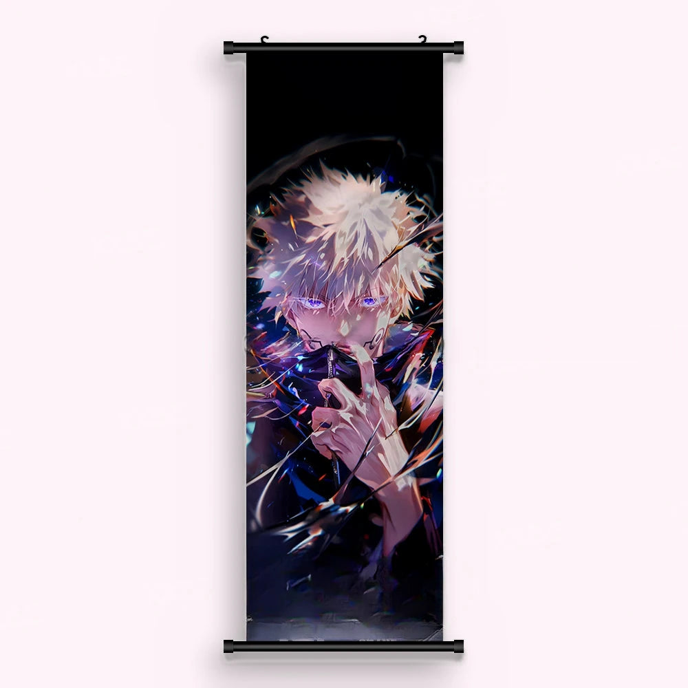 Kakémono Jujutsu Kaisen Satoru Gojo, le regard bleu et la main près du visage, vu de face : toile imprimée tendue entre ses deux baguettes de bois, cordon de suspension fourni