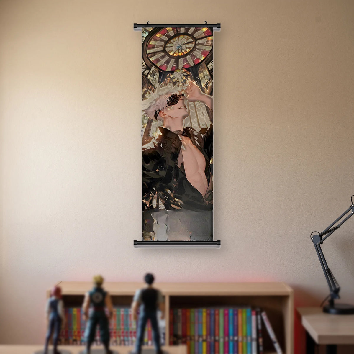 Kakémono Jujutsu Kaisen Satoru Gojo bras levé devant une rosace de cathédrale, suspendu au mur beige d'une chambre au-dessus d'une étagère de tomes de manga et de figurines