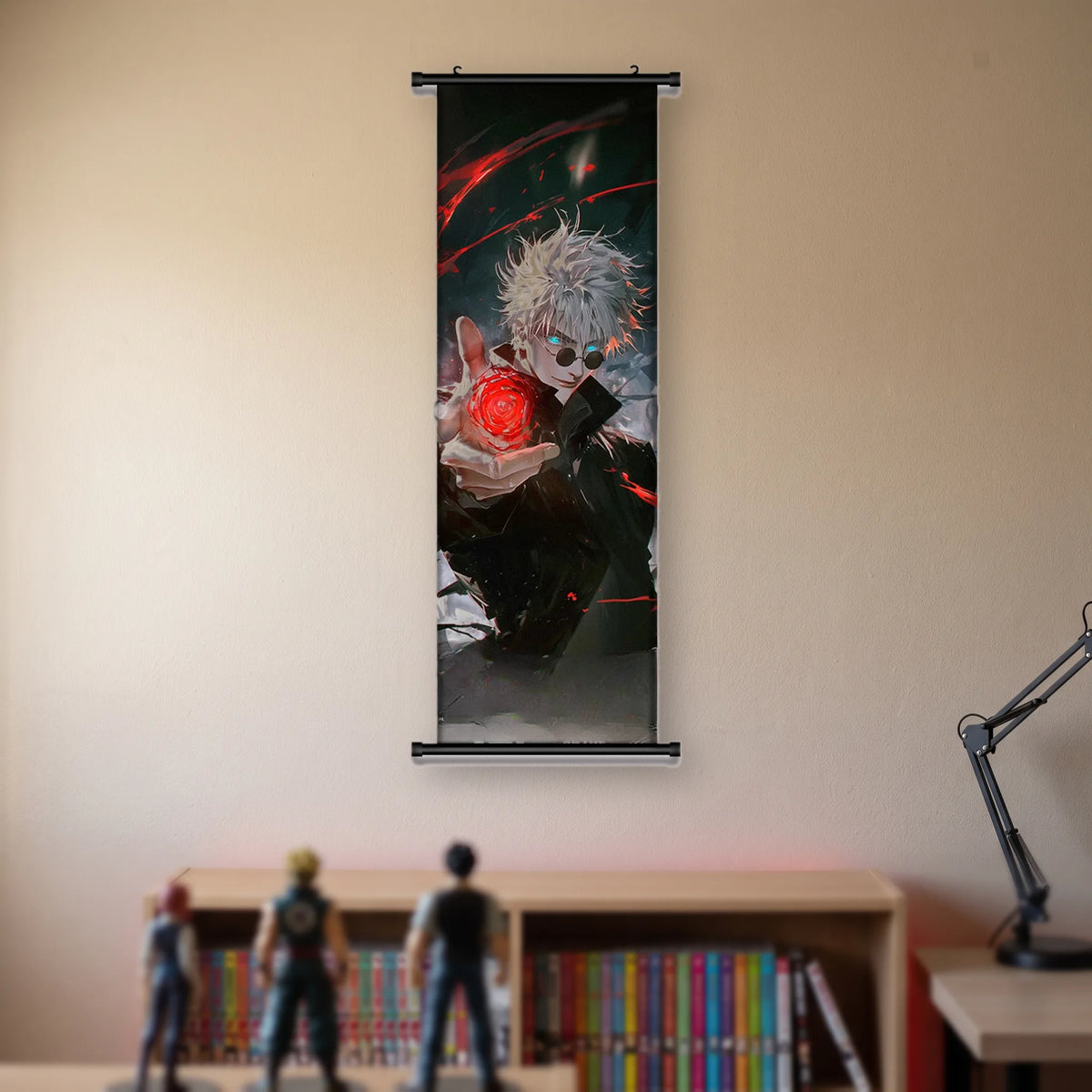 Kakémono Jujutsu Kaisen Satoru Gojo tendant une sphère rouge incandescente, suspendu au mur beige d'une chambre au-dessus d'une étagère de tomes de manga et de figurines