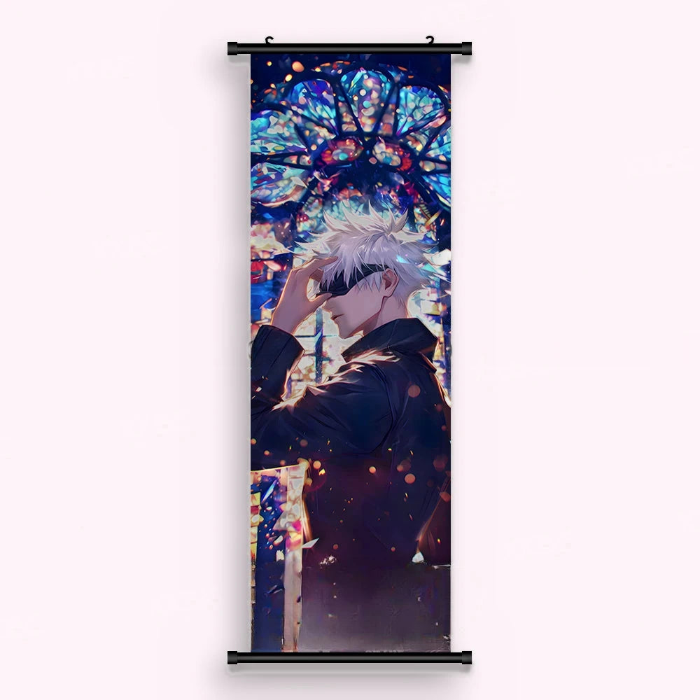 Kakémono Jujutsu Kaisen Satoru Gojo de dos devant un grand vitrail bleu, vu de face : toile imprimée tendue entre ses deux baguettes de bois, cordon de suspension fourni